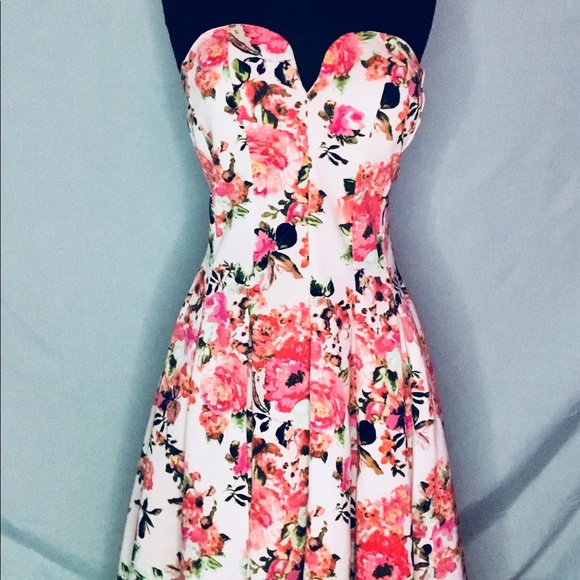 Windsor Dresses & Skirts - Beautiful Floral strapless Dress